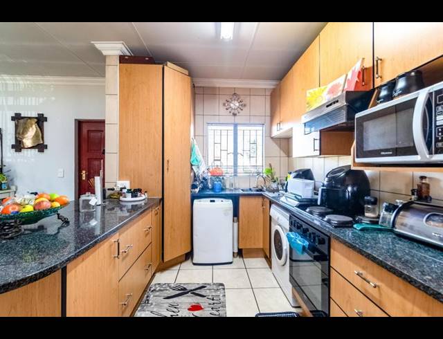 3 BEDROOM TOWNHOUSE FOR SALE IN BEDFORDVIEW